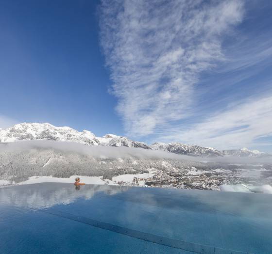 Panoramablick auf das verschneite Dachsteingebirge