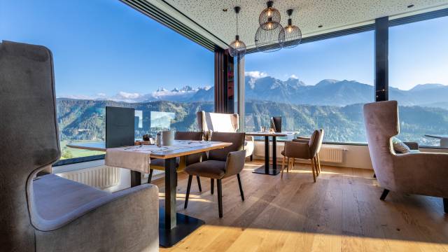 Restaurant im Hotel Schütterhof mit Blick auf Schladming und den Dachstein